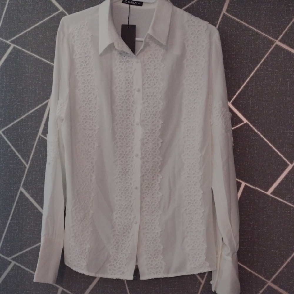 Lovely White Blouse with Classic Collar and Long Sleeves.Ptp 23"